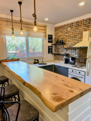 2BR oasis, 5 min to beach, 15 min to airport Private entrance,fully fenced garden
